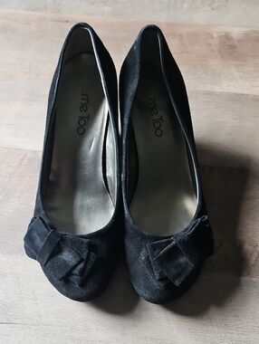 Me Too Black Suede Bow Pumps Size 8